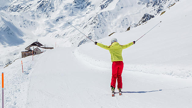 Skifahren mit Ausblick im Gletscherskigebiet Schnalstal in Südtirol