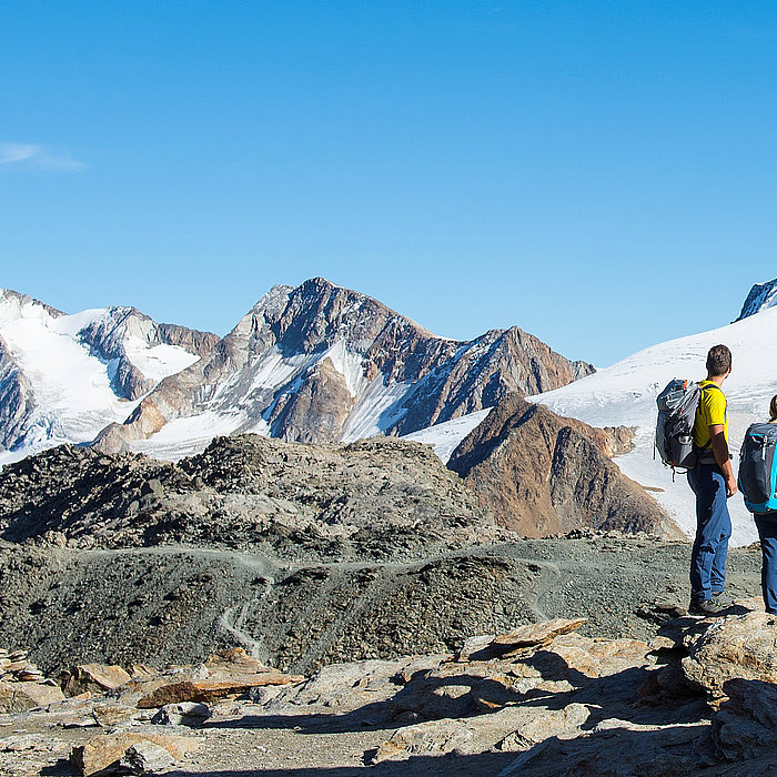 Die Schnalstaler Gletscherbahn bringt Wanderer ins Gletschergebiet mit Eisfeldern und Geröll