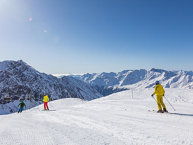 Skiing at the ski area Schnalstal in Italy