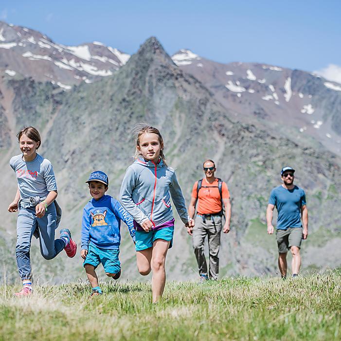 Im Schnalstal wandern mit Kindern: beliebte Sommeraktivität Alpin Arena Schnals: Südtiroler Skigebiet für Familien